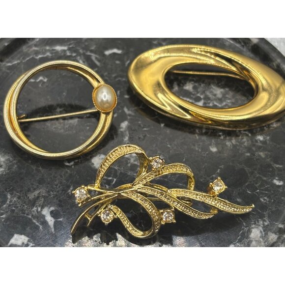 Designer Lot Brooches Napier, Gerry & Faux Pearl Round Pin Gold-Tone Vintage - Picture 1 of 12